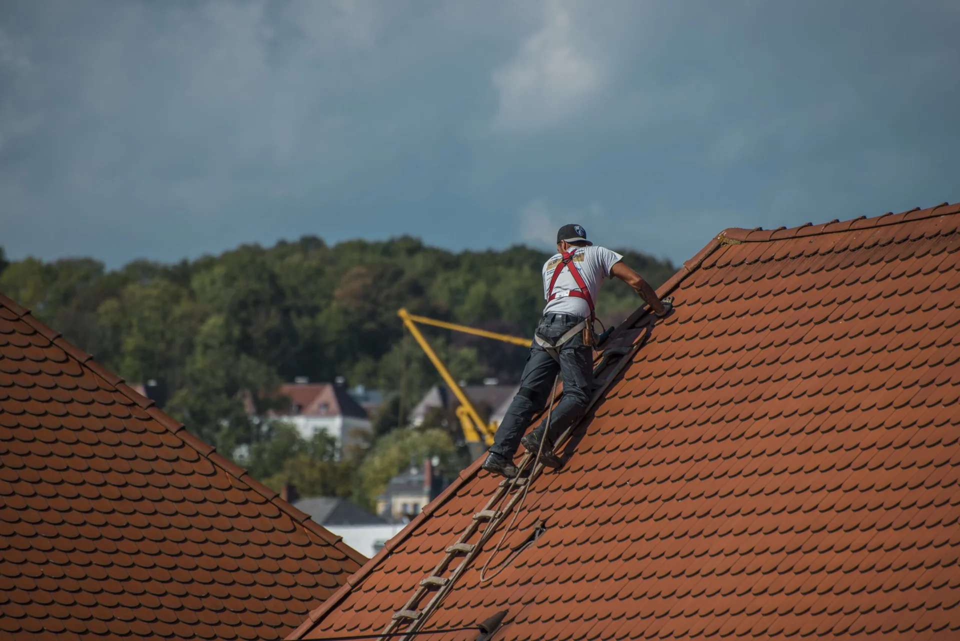Dachdecker bei Dacharbeiten