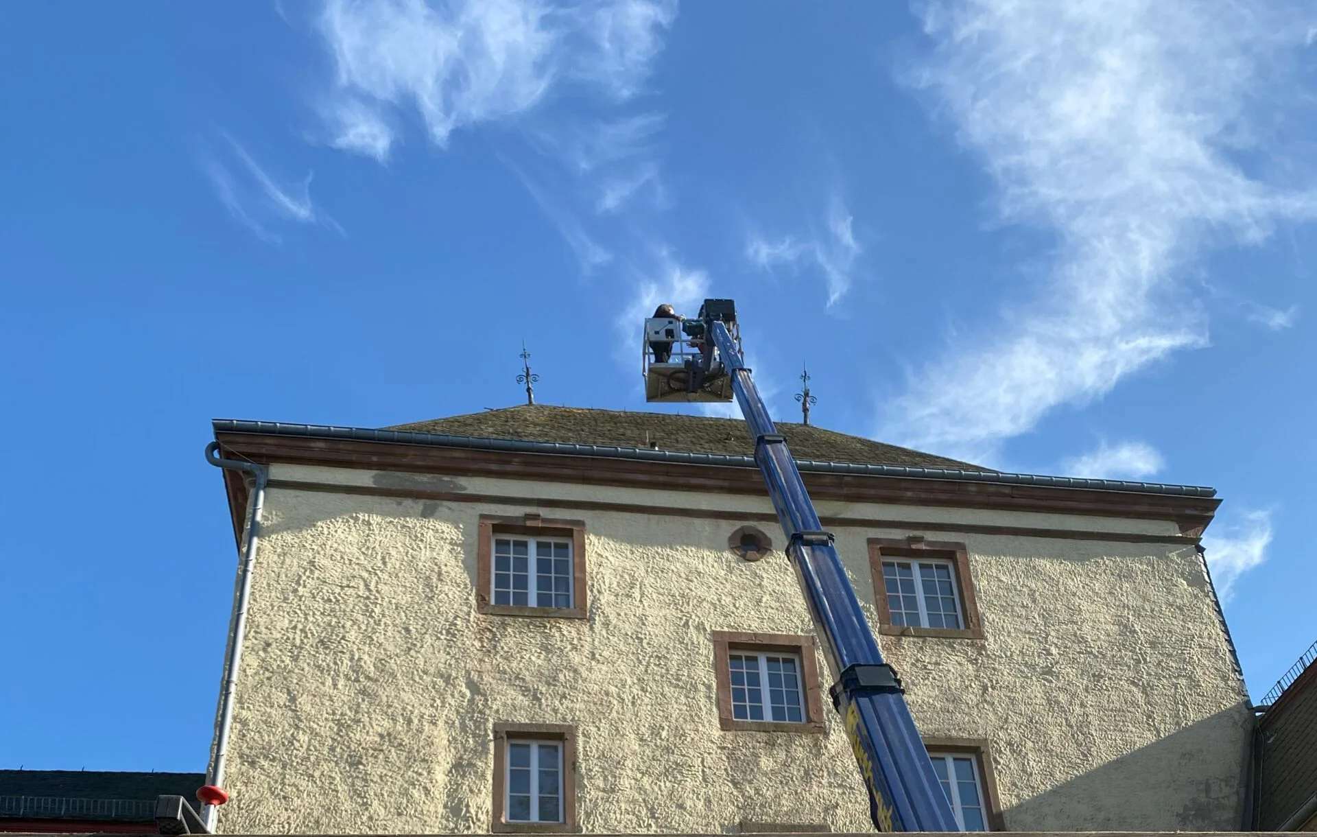 Dachkontrolle mit Hubarbeitsbühne