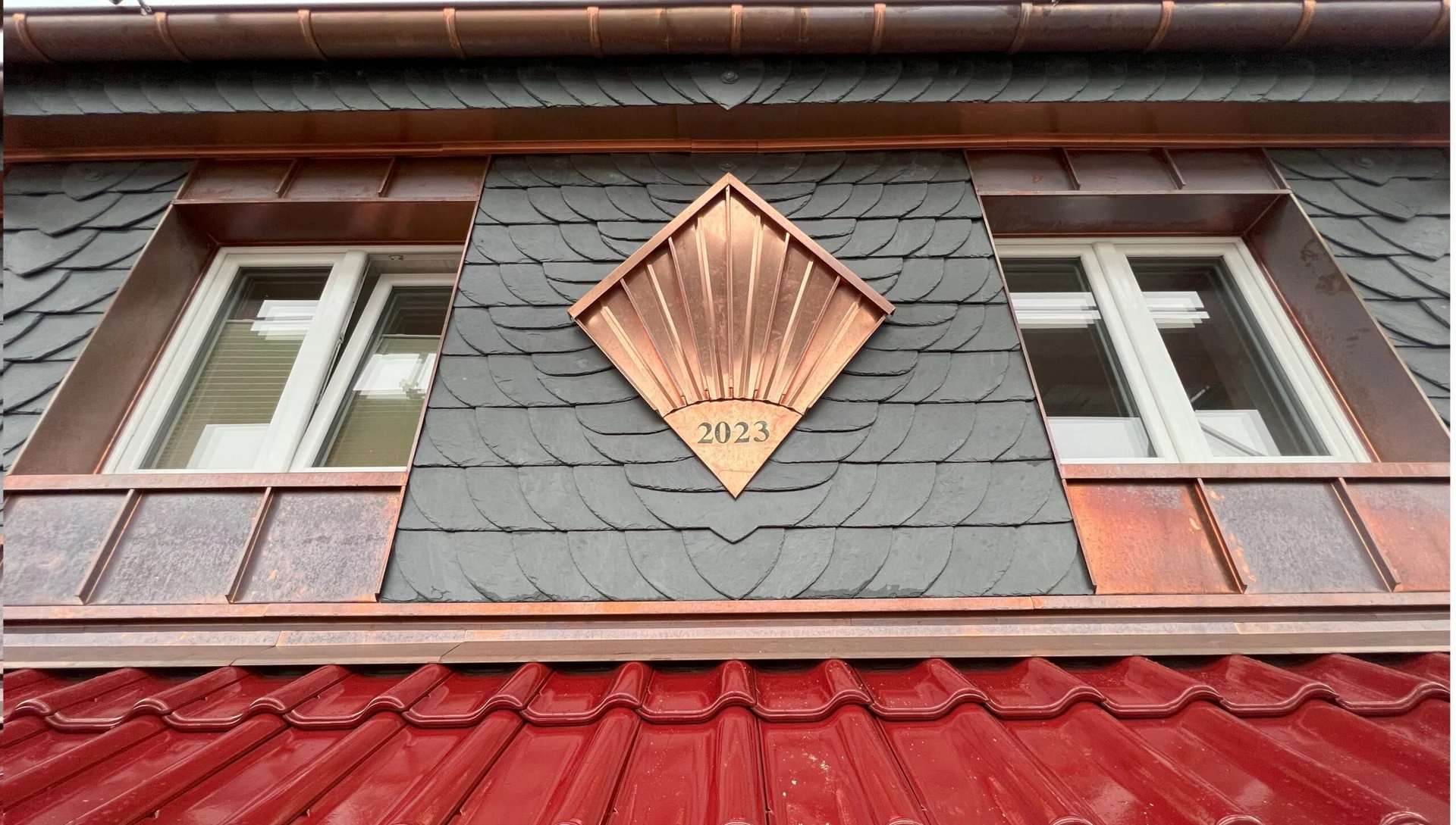 Gaubenbekleidung mit Metallanschlüssen
